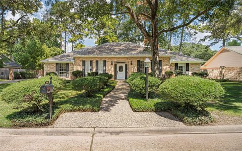 Photo of 5606 Graystone Lane, Houston, TX 77069 (MLS # 98980308)