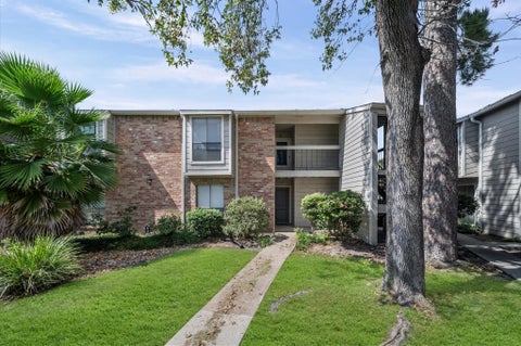 Condo For Sale - 17331 Red Oak Drive #10<br/> Houston, TX 77090