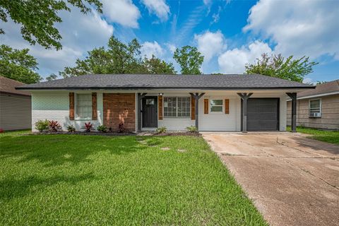 Photo of 2112 Walnut Lane, Pasadena, TX 77502 (MLS # 35921097)