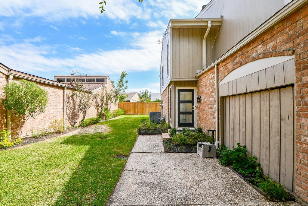 Photo of 811 Bayou River Drive, Houston, TX 77079 (MLS # 17130526)