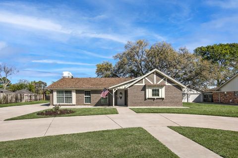 Homes For Sale - 5006 Homewood Lane<br/> Baytown, TX 77521