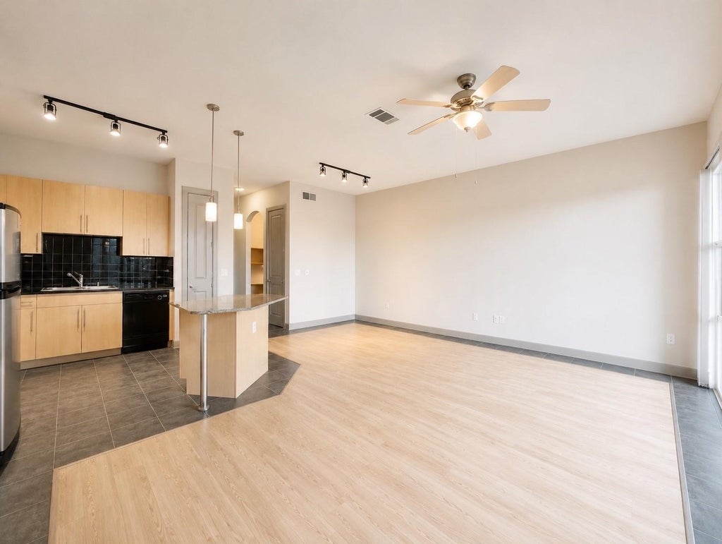 Photo of 3660 Richmond St Avenue #108, Houston, TX 77046 (MLS # 30734102)