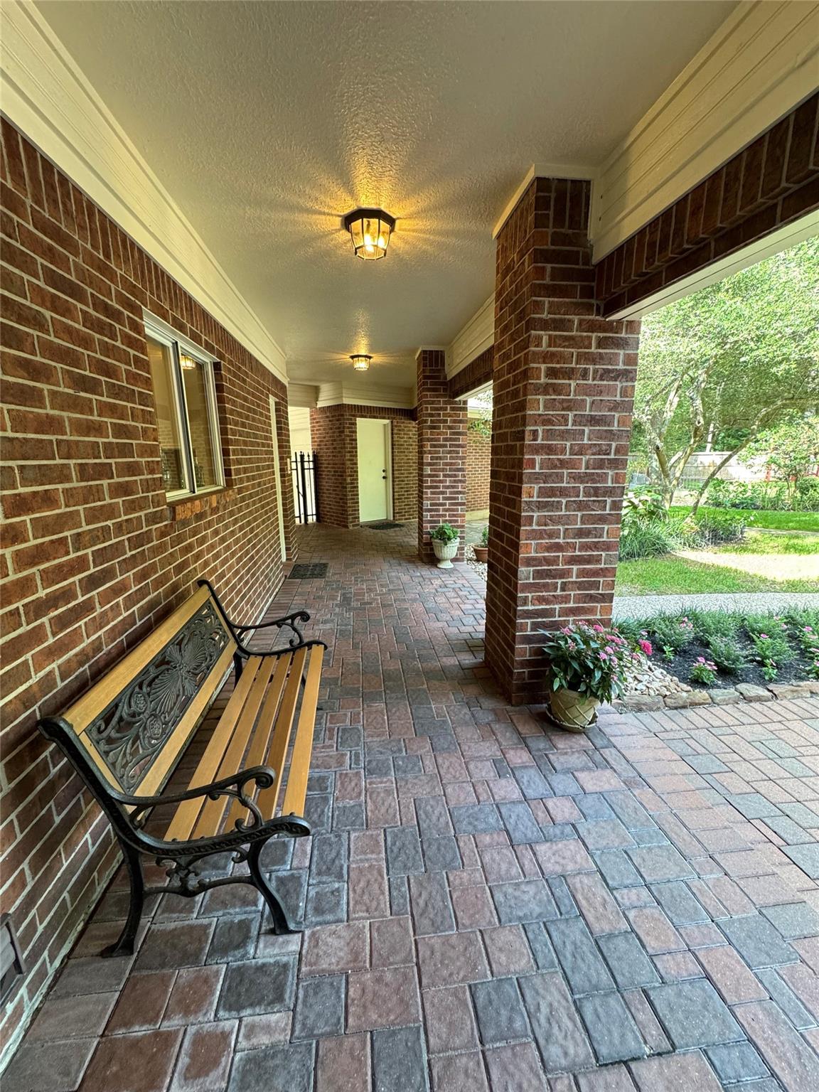 18 E Wedgemere Court