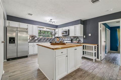 Photo of 5210 Creek Shadows Drive, Houston, TX 77339 (MLS # 80843385)