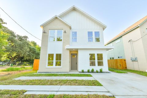 Photo of 164 Wallace St St #A, Houston, TX 77022 (MLS # 74559849)