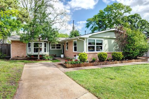 Photo of 722 Azaleadell Drive, Houston, TX 77018 (MLS # 2821168)