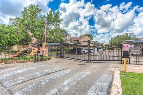 Photo of 10555 Turtlewood Court #405, Houston, TX 77072 (MLS # 78291453)