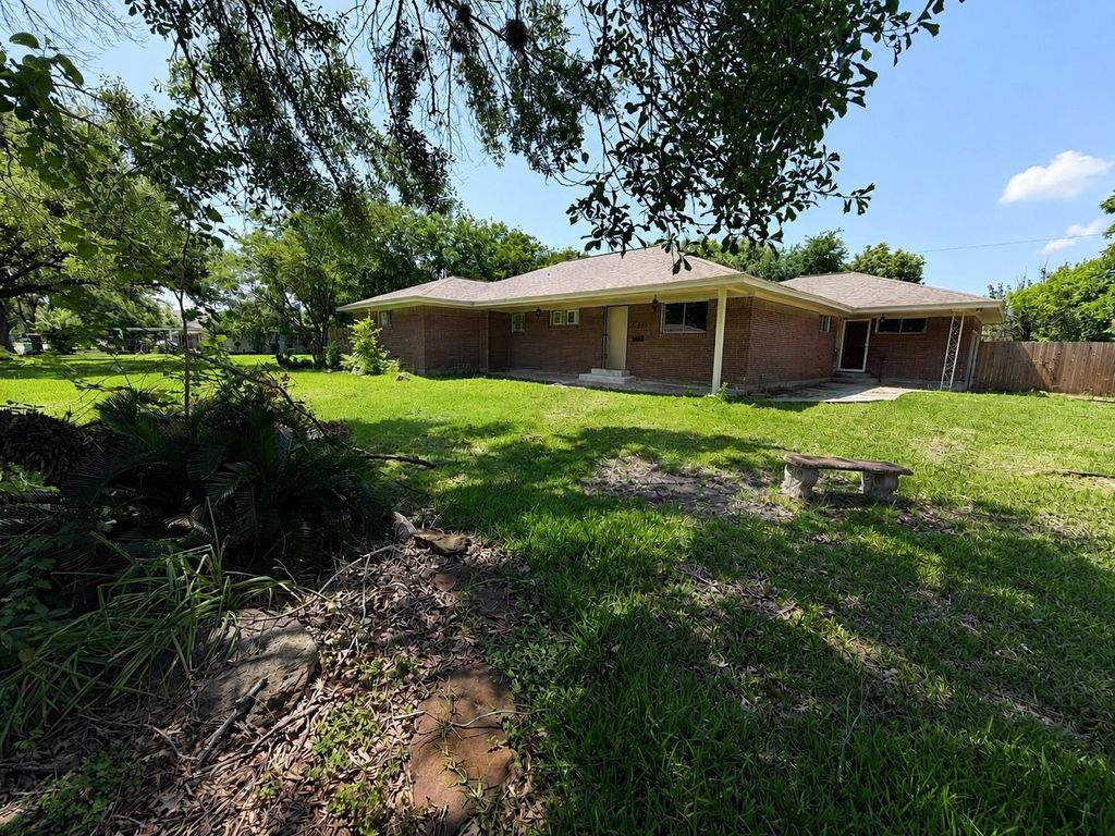 Photo of 807 W Murrill Street, Baytown, TX 77520 (MLS # 25244376)