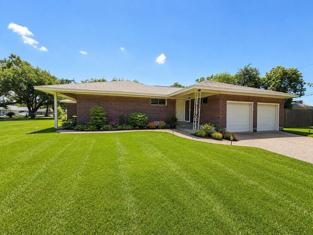 Photo of 807 W Murrill Street, Baytown, TX 77520 (MLS # 25244376)