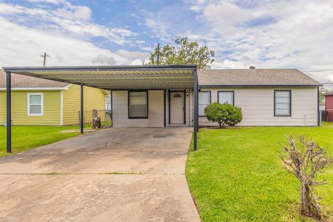 Photo of 5007 Northridge Drive, Houston, TX 77033 (MLS # 17677454)