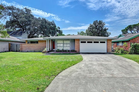 Photo of 9771 Westview Drive, Houston, TX 77055 (MLS # 45522354)
