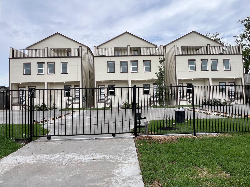 Photo of 821 N Loop Center S #1, Houston, TX 77022 (MLS # 64495630)