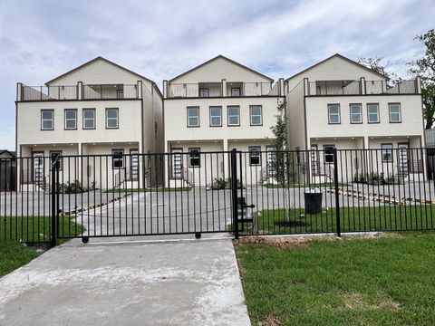 Photo of 821 N Loop Center S #1, Houston, TX 77022 (MLS # 64495630)