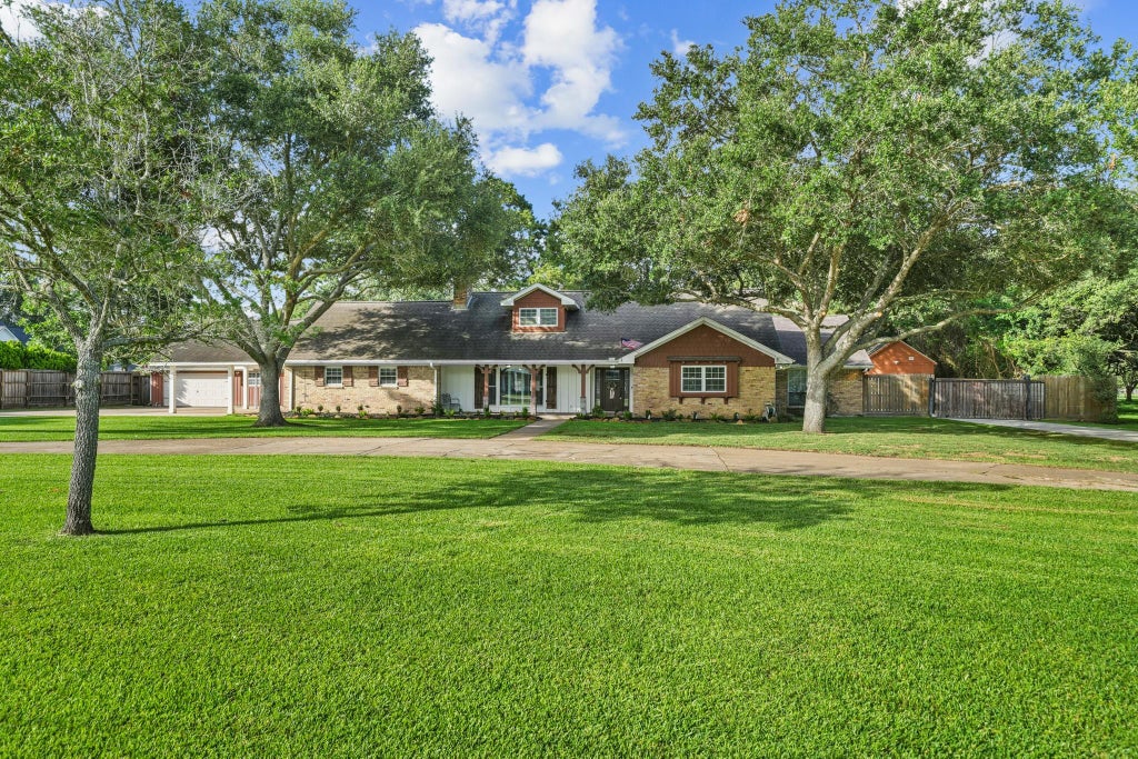 Photo of 1801 Mcginnis Drive, Pearland, TX 77581 (MLS # 80572014)