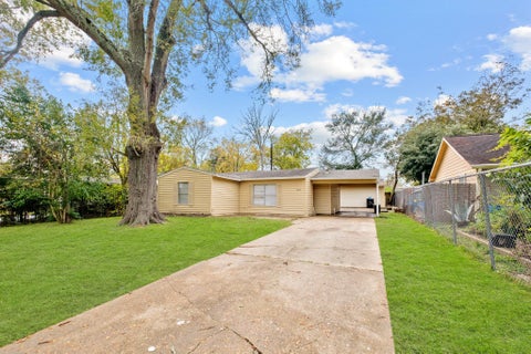 Photo of 5418 Ridgeway Drive, Houston, TX 77033 (MLS # 36267091)