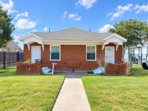 Photo of 4305 Avenue N 1/2, Galveston, TX 77550 (MLS # 71394513)