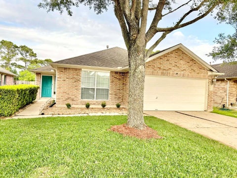 Homes For Sale - 4039 Bentwood Drive<br/> Dickinson, TX 77539
