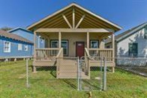 Photo of 4212 Avenue Q 1/2 Street, Galveston, TX 77550 (MLS # 51103100)