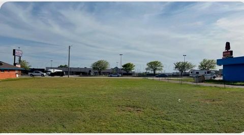 Photo of 2116 F Nw, Childress, TX 79201 (MLS # 26259621) Photo of 2116 F Nw, Childress, TX 79201 (MLS # 26259621)