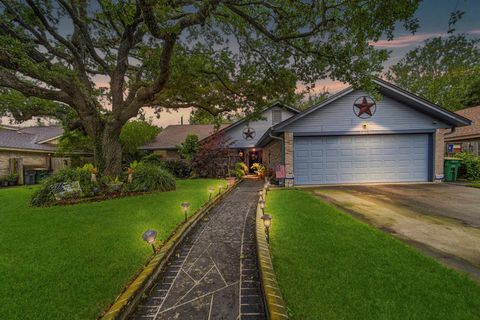 Photo of 1111 Taos Drive, Victoria, TX 77904 (MLS # 8370208)