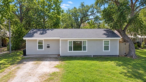 Photo of 1227 Pecan Street, Clute, TX 77531 (MLS # 66533582)