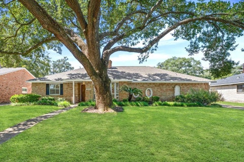 Photo of 11006 Ashcroft Drive, Houston, TX 77096 (MLS # 30542609)