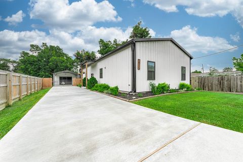 Photo of 14215 3rd Street, Santa Fe, TX 77517 (MLS # 54112665)