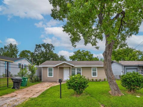 Photo of 7815 Jester Street, Houston, TX 77051 (MLS # 72150975)