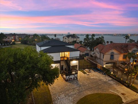 Photo of 2522 Baycrest Drive, Houston, TX 77058 (MLS # 18664523)