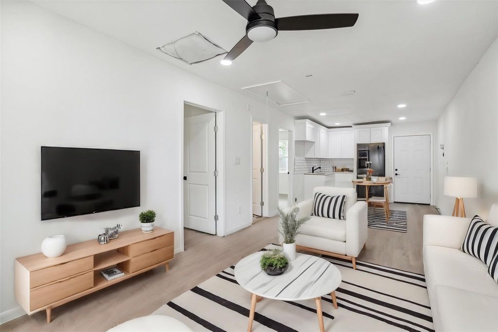 Photo of 306 40th 1/2 Street #B, Houston, TX 77018 (MLS # 29165763)