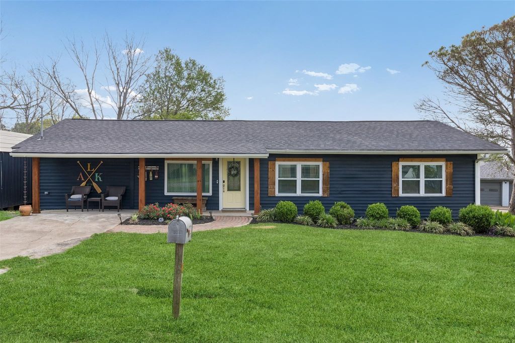 Photo of 220 Teal Circle, Livingston, TX 77351 (MLS # 52509479)