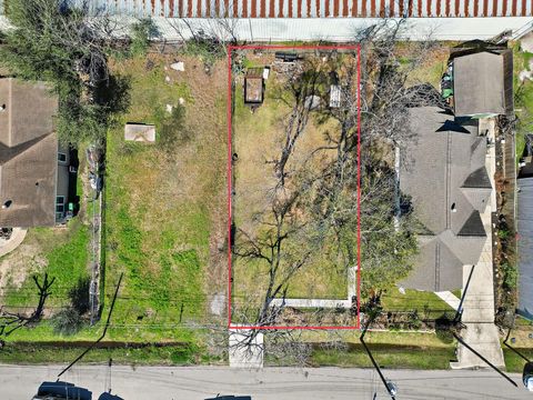 Photo of 0 Longview, Houston, TX 77020 (MLS # 75396810)