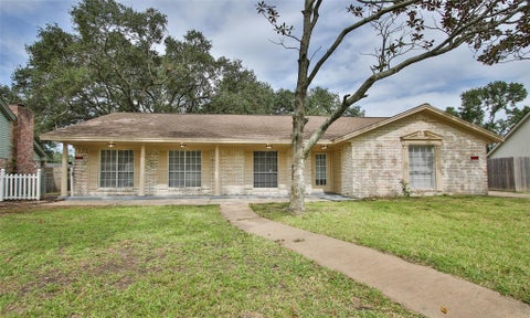 Homes For Sale - 5019 Westwood Drive<br/> Dickinson, TX 77539