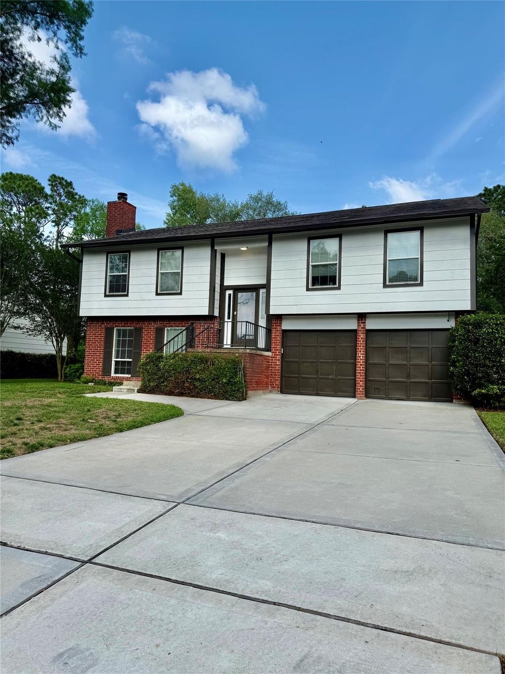 Photo of 435 Old Course Dr Drive, Friendswood, TX 77546 (MLS # 7858307)