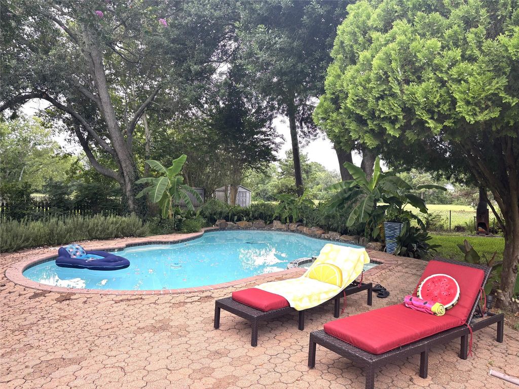 Photo of 435 Old Course Dr Drive, Friendswood, TX 77546 (MLS # 7858307)
