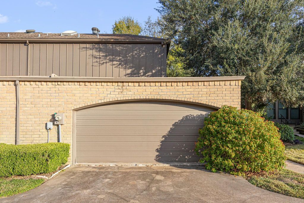 Photo of 18118 Lakeside Lane, Houston, TX 77058 (MLS # 93796016)