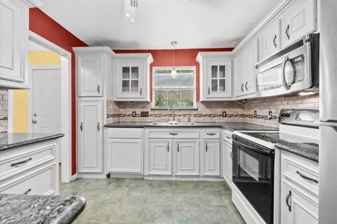 Townhouse For Sale - 1025 Willow Oaks Circle<br/> Pasadena, TX 77506