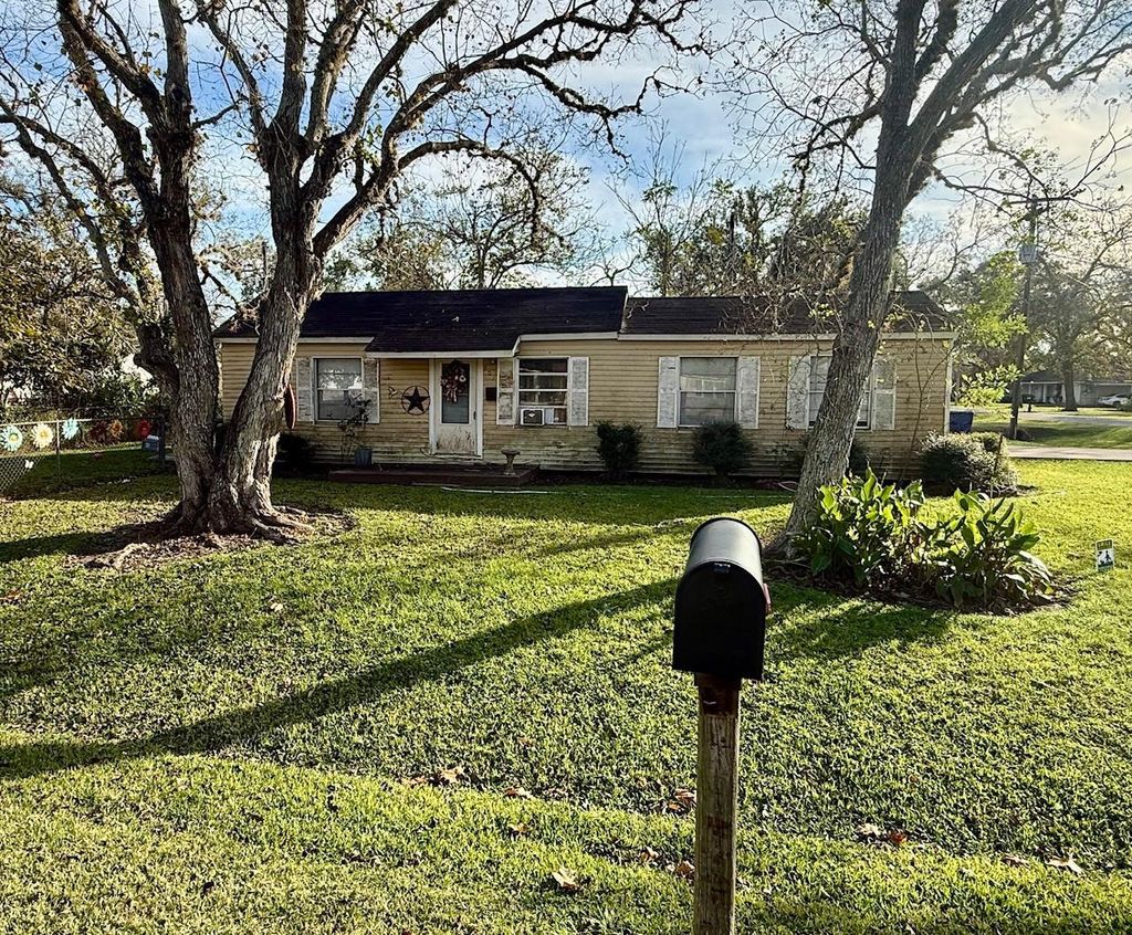 Photo of 701 E Bernard Street, West Columbia, TX 77486 (MLS # 33827522)