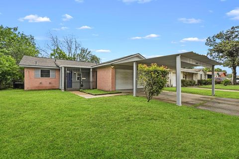 Photo of 12903 Claygate Drive, Houston, TX 77047 (MLS # 60804339)