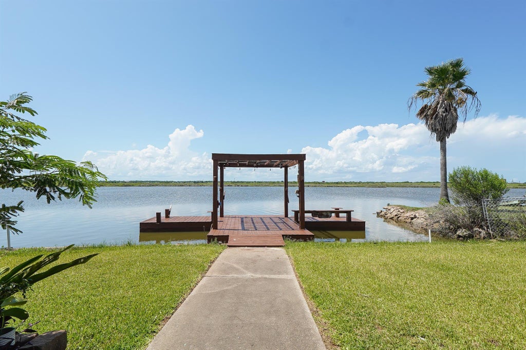 Photo of 4702 Bayou Lane, Hitchcock, TX 77563 (MLS # 28901087)