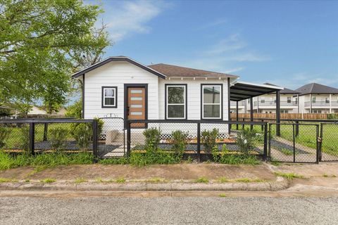 Photo of 817 E 32nd Street, Houston, TX 77022 (MLS # 95144281)