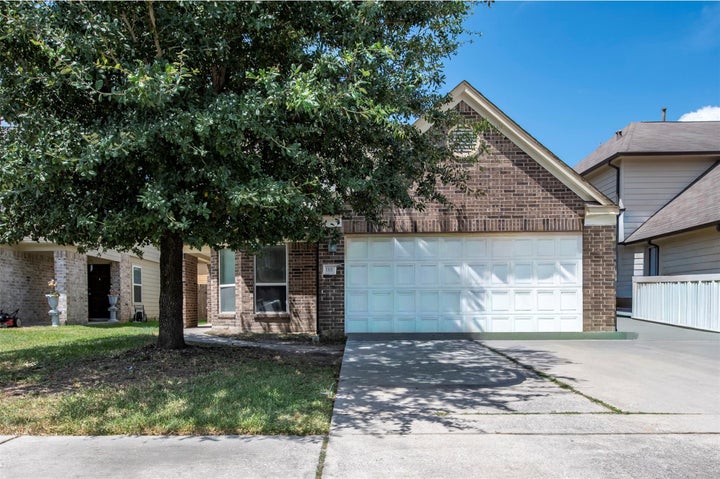 Photo 1 of 29 — 11027 E Fall Fern Circle, Houston, TX 77044