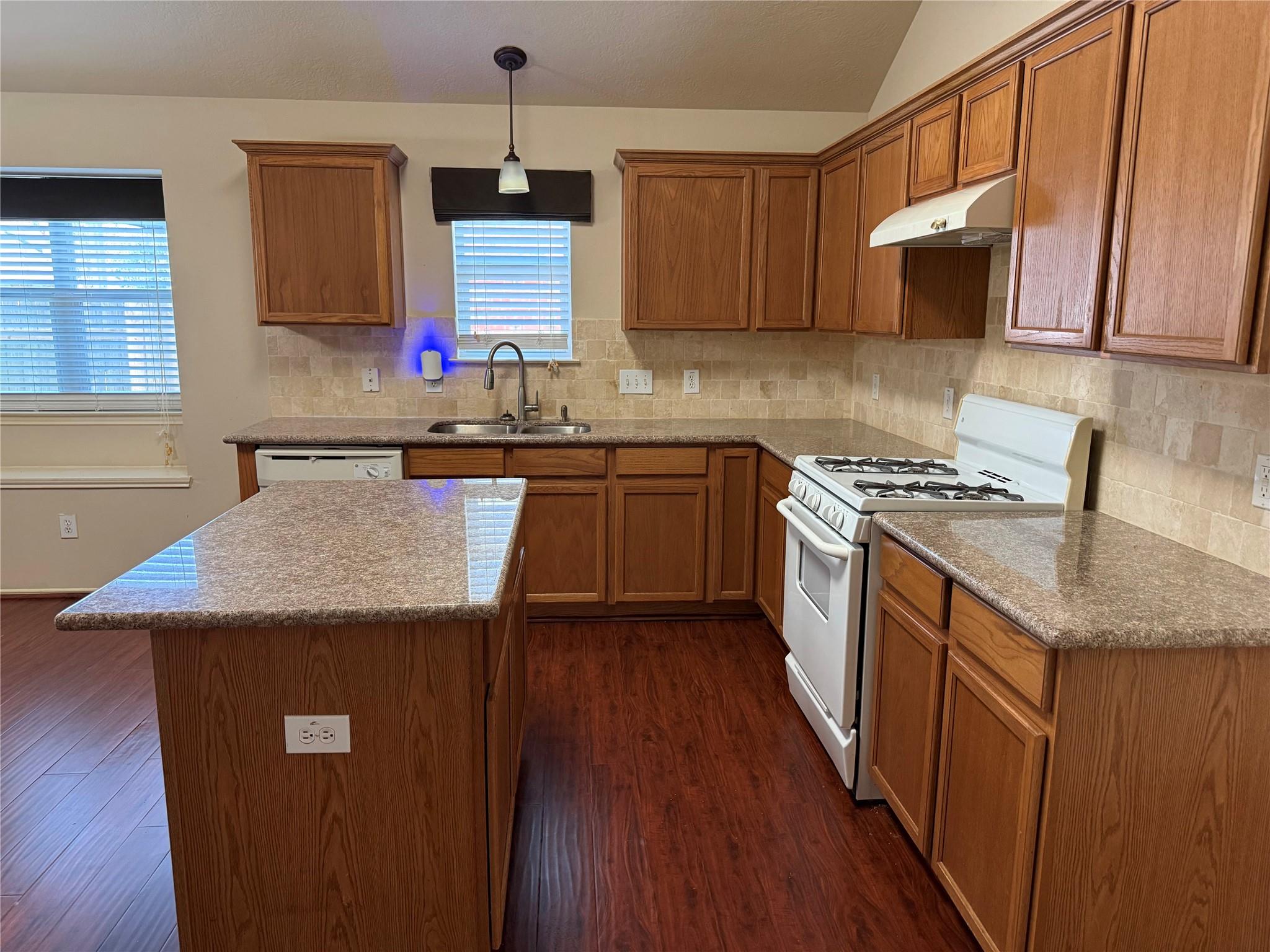 2104 Goldfinch Lane