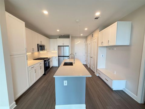 Condo For Rent - 716 Waugh Drive #A10 805<br/> Houston, TX 77019
