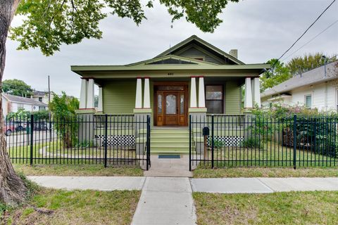 Photo of 401 Willard Street, Houston, TX 77006 (MLS # 92829011)