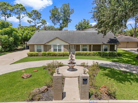 Homes For Sale - 2613 Oak Drive<br/> Bay City, TX 77414