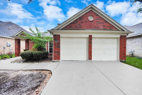 Homes For Sale - 12407 Gentlebrook Drive<br/> Pearland, TX 77584