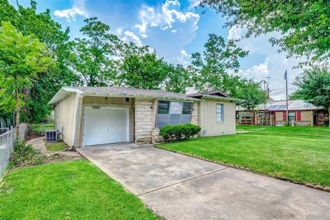 Photo of 4440 Castor Street, Houston, TX 77022 (MLS # 66156184)