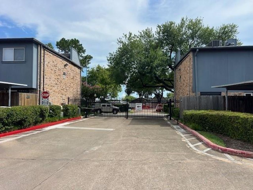 Photo of 6202 Skyline Drive #7, Houston, TX 77057 (MLS # 46875843)