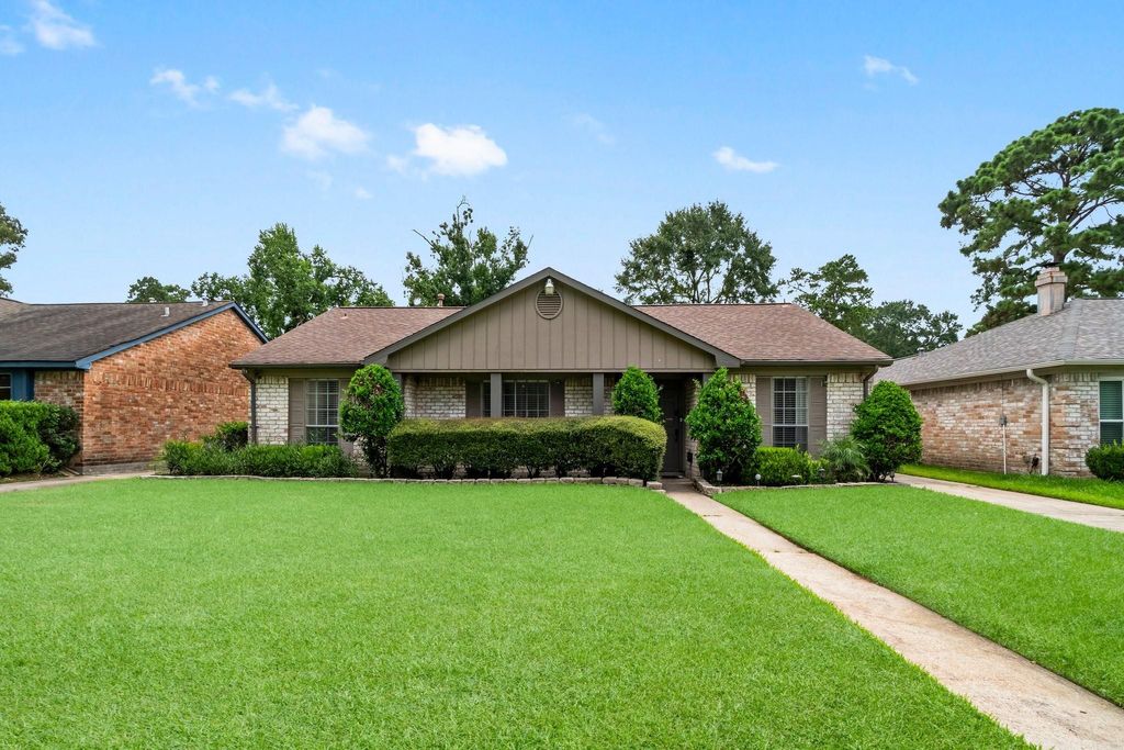 Photo of 17610 Crestline Road, Humble, TX 77396 (MLS # 54069828)